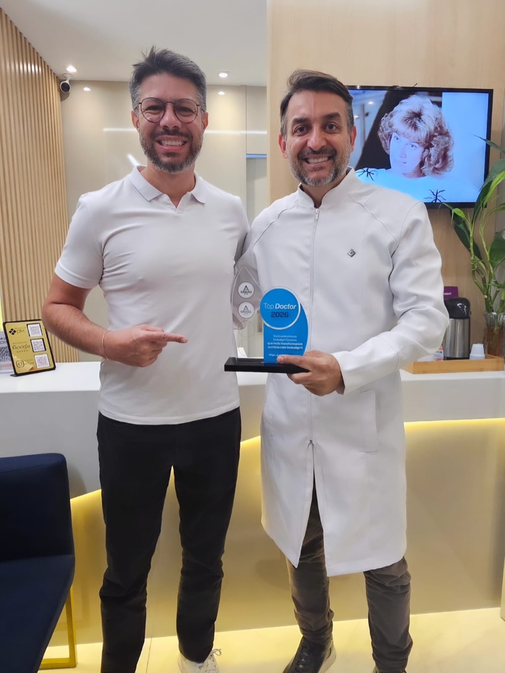 Dr. Leonardo Lopes segurando o prêmio Top Doctor Invisalign 2026